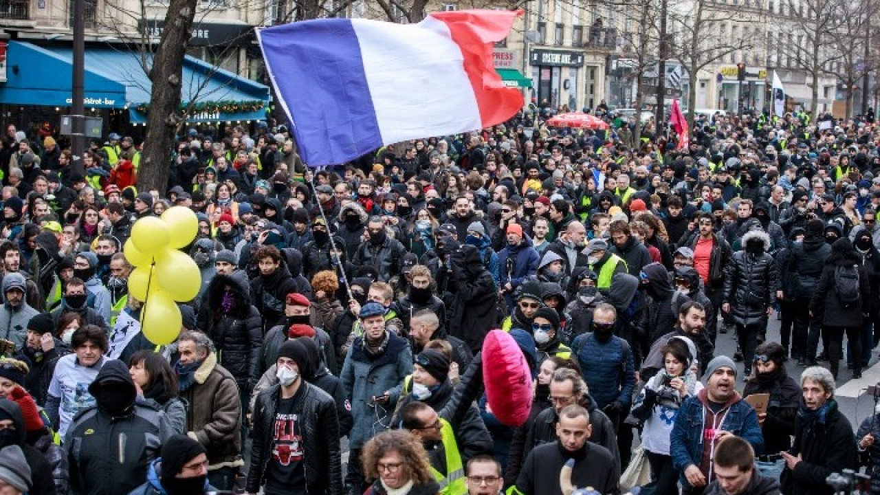 Μεγάλη διαδήλωση στο Παρίσι κατά της συμμετοχής της Γαλλίας στον πόλεμο στο πλευρό της Ουκρανίας