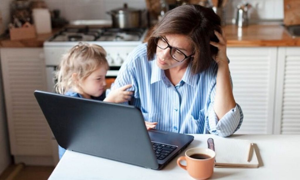 Τα πάνω – κάτω στην εργασιακή εβδομάδα έφερε η τηλεργασία: Είναι η Τρίτη η νέα Δευτέρα;