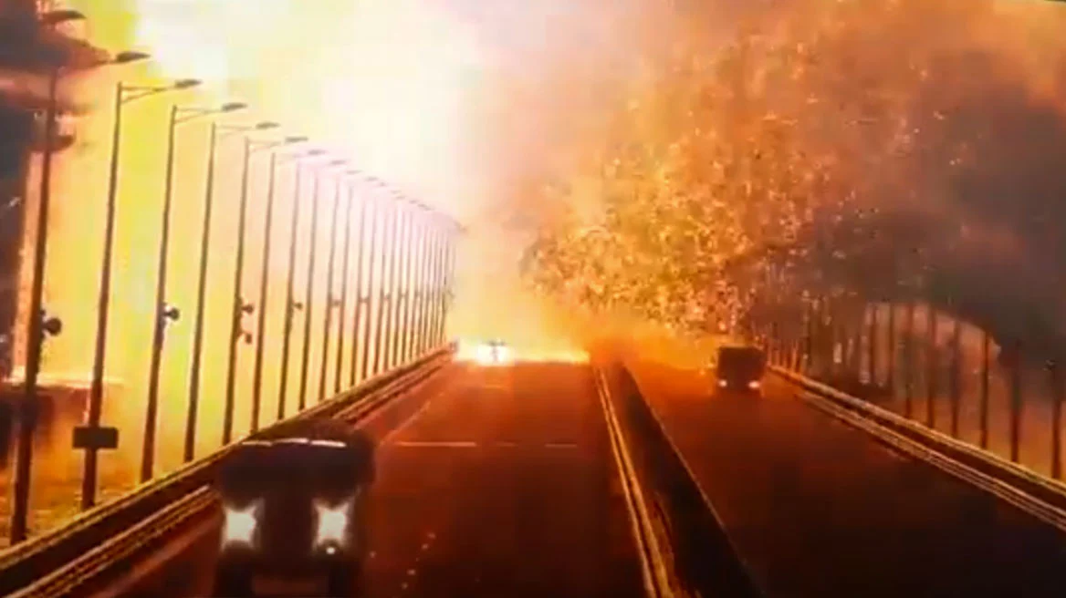 Bίντεο: Η στιγμή της έκρηξης με παγιδευμένο φορτηγό στην γέφυρα του Κερτς