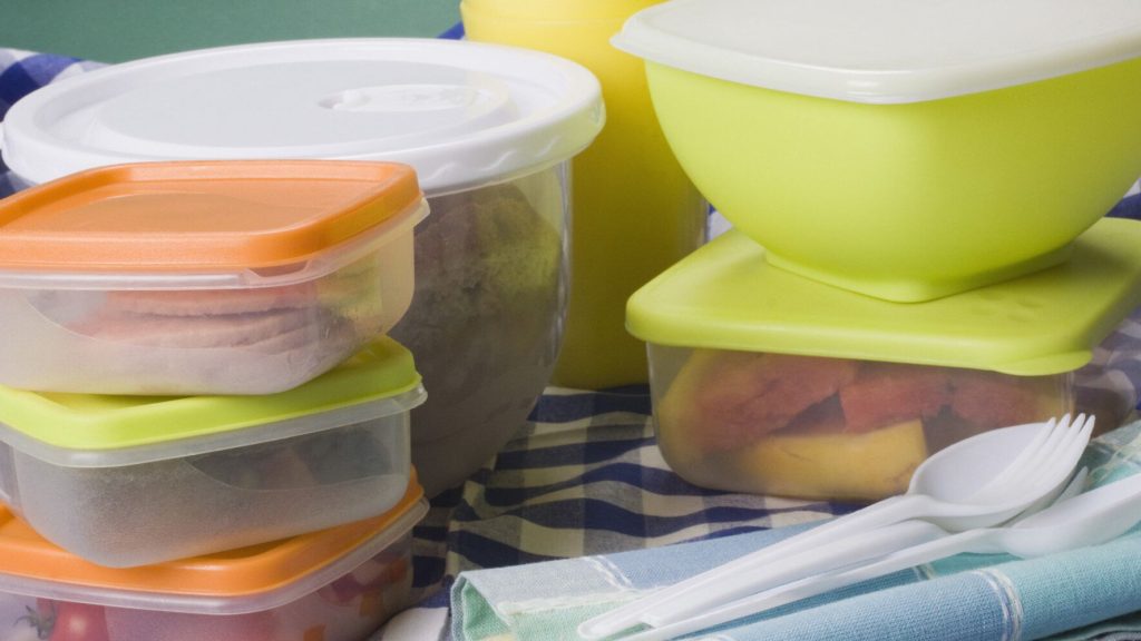 Θα σου «λύσει» τα χέρια: Το κολπάκι για να καθαρίζεις τα πλαστικά δοχεία φαγητού από τη λιπαρότητα (βίντεο)