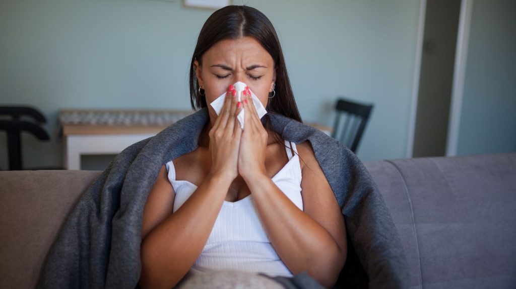 Αισθάνεστε ότι σας «τριγυρνάει» κρυολόγημα; – Δείτε τι μπορείτε να κάνετε