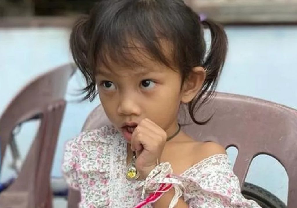 Ταϊλάνδη: Η συγκλονιστική ιστορία της 3χρονης που επέζησε από το μακελειό στον παιδικό σταθμό