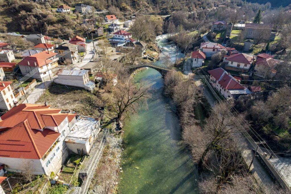 Εκδρομή στο μοναδικό ελληνικό χωριό που χωρίζεται στα δύο από ένα ποτάμι