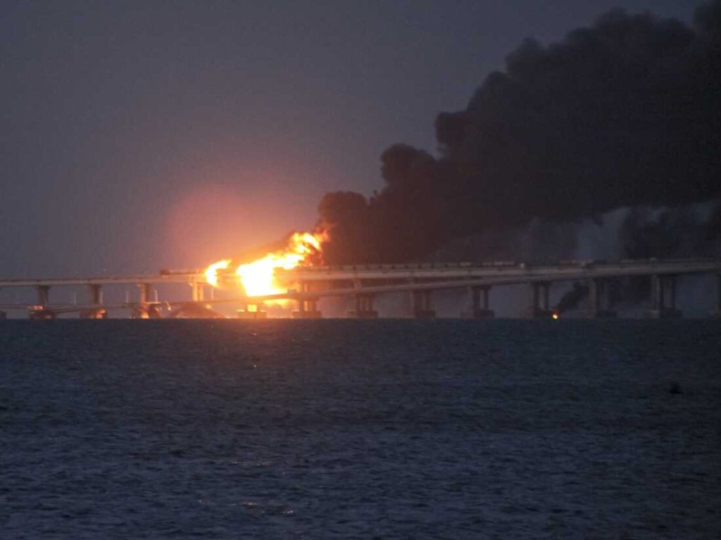 Νέα στοιχεία για την έκρηξη στην γέφυρα της Κριμαίας: Ο οδηγός του φορτηγού δεν γνώριζε καν για την ύπαρξη εκρηκτικών