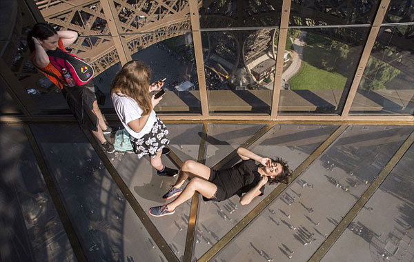Εσύ θα το περπατούσες; – Γυάλινο πάτωμα στα 57 μέτρα στον Πύργο του Άιφελ! (φωτο)