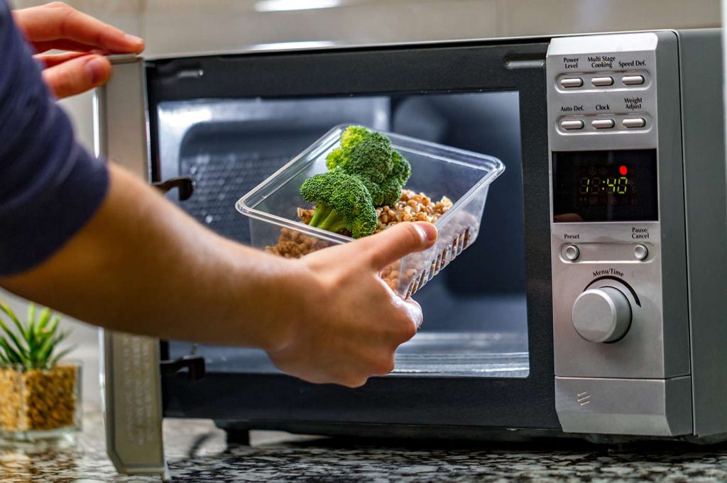 Αυτά είναι τα τρόφιμα που δεν πρέπει ποτέ να βάζεις στο φούρνο μικροκυμάτων
