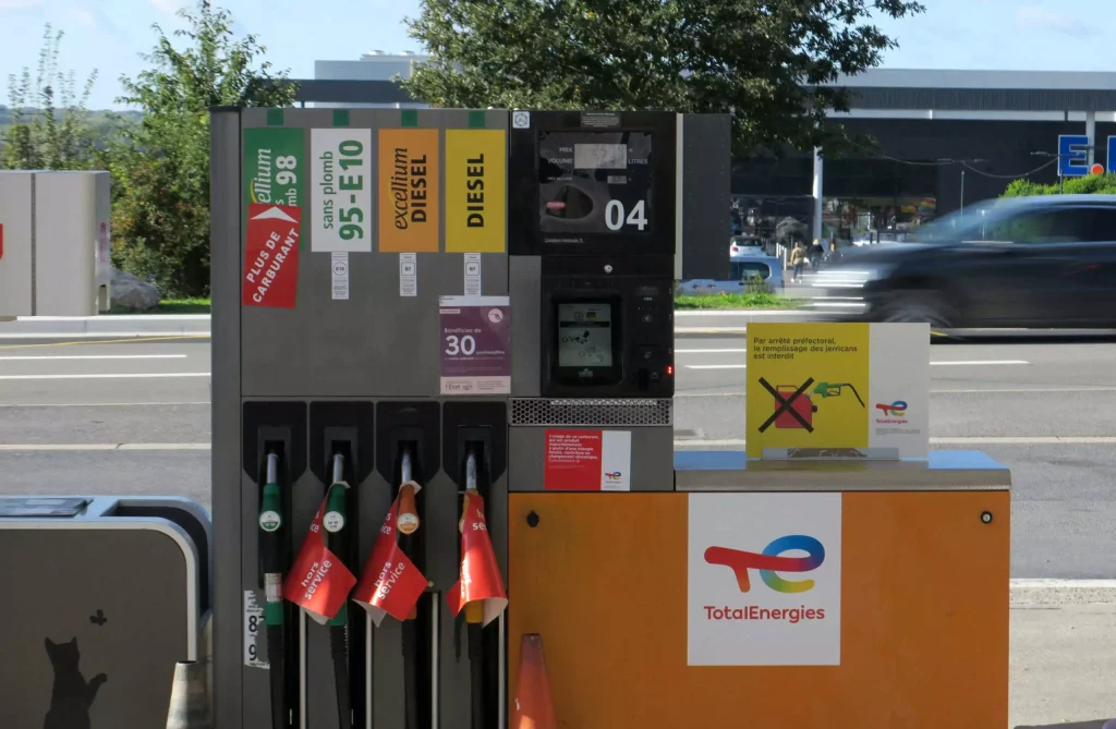 Γαλλία: Συνεχίζονται οι απεργίες στα διυλιστήρια – Προβλήματα στην τροφοδοσία καυσίμων