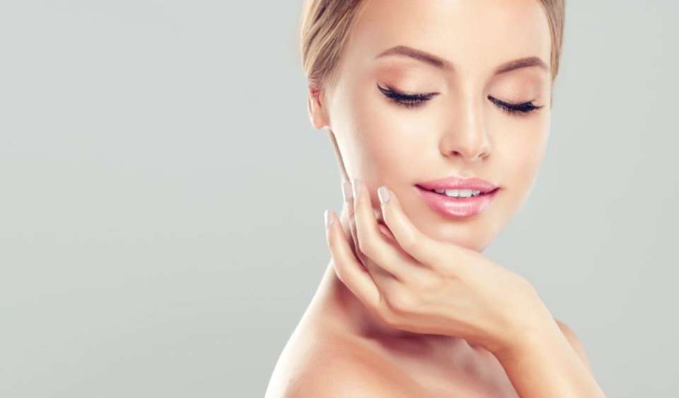 Πέντε πρωινές συνήθειες που μπορεί να «σαμποτάρουν» το δέρμα σου χωρίς να το καταλαβαίνεις