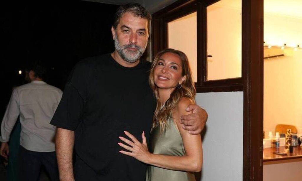 «Αυτοκόλλητοι» Δέσποινα Βανδή & Βασίλης Μπισμπίκης – Μαζί της στην πρεμιέρα του J2US (βίντεο)