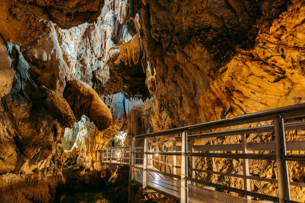 Σπήλαιο Λιμνών στα Καλάβρυτα: Ο «μαγικός» προορισμός που αξίζει να επισκεφθείτε (φώτο)