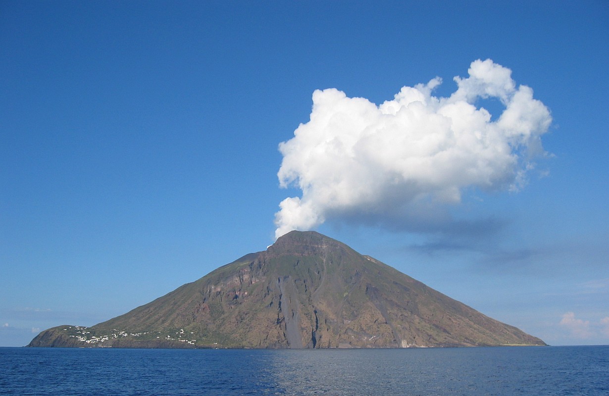 Εξερράγη το ηφαίστειο Στρόμπολι στην Ιταλία – Προκλήθηκε μικρό τσουνάμι (βίντεο)