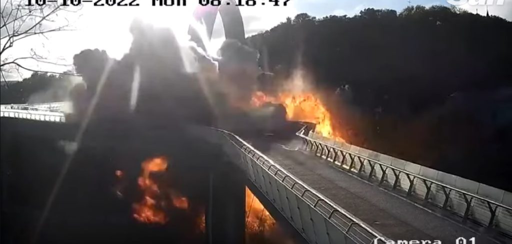Η στιγμή που η γέφυρα του Κιέβου καταστρέφεται ως αντίποινα στην τρομοκρατική επίθεση στην γέφυρα της Κριμαίας (βίντεο)