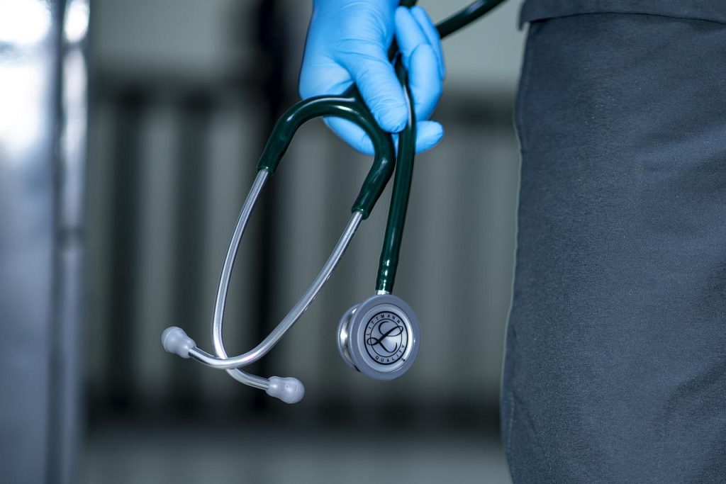 Βρετανία: Νοσοκόμα κατηγορείται ότι σκότωσε 7 μωρά – «Δηλητηρίαζε τα νεογέννητα με ινσουλίνη»