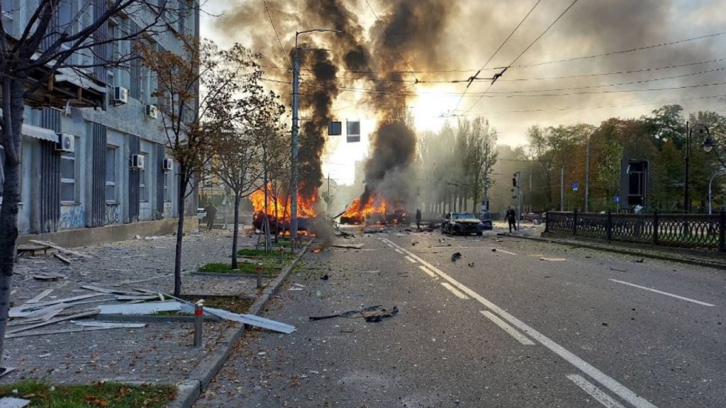 Ρωσικά αντίποινα: Δημοσιογράφος του BBC μεταδίδει «ζωντανά» τη στιγμή των εκρήξεων στο Κίεβο (βίντεο)