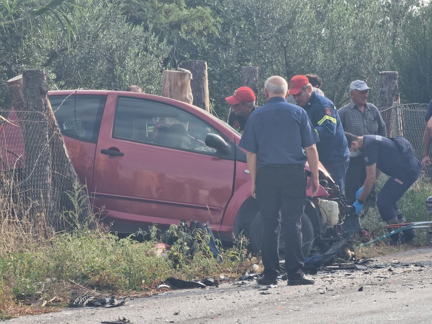 Θεσσαλονίκη: Εγκλωβίστηκαν οδηγοί μετά τη σύγκρουση των οχημάτων τους
