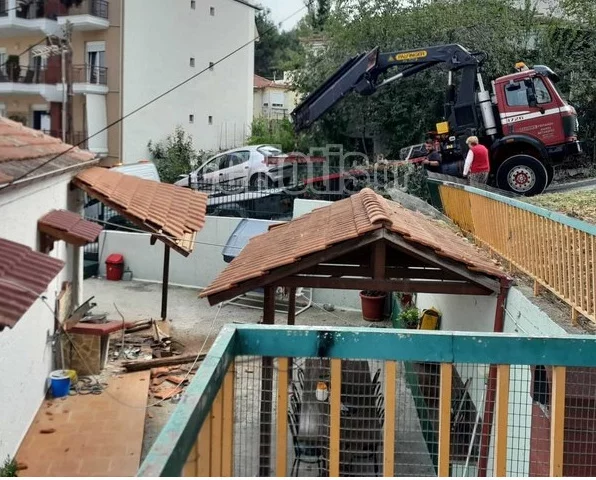 Παράξενο τροχαίο στη Βέροια: ΙΧ «προσγειώθηκε» σε αυλή σπιτιού (φωτο)