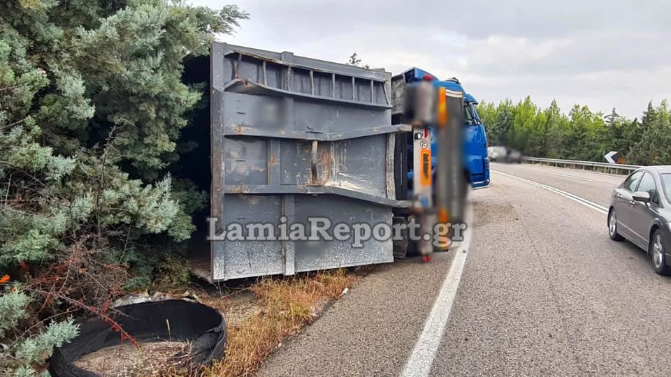 Λαμία: Εξετράπη νταλίκα και αναποδογύρισε το συρόμενο (φωτο)