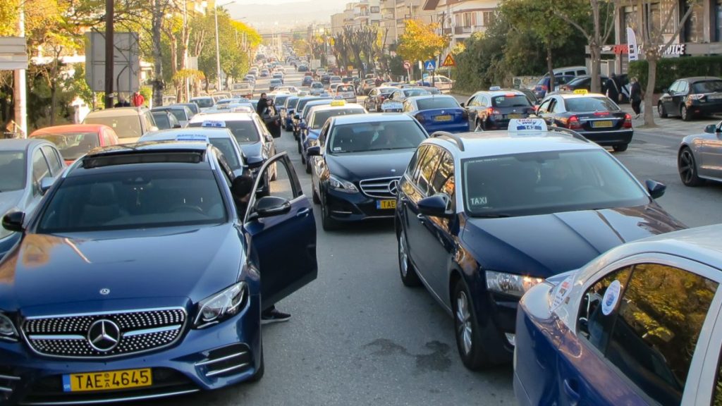 Θεσσαλονίκη: Πεζός επιτέθηκε με γροθιές σε οδηγό ταξί στη μέση του δρόμου