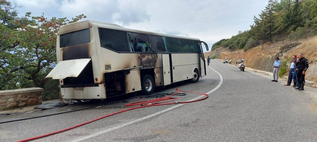 Μετέωρα: Λεωφορείο τυλίχτηκε στις φλόγες