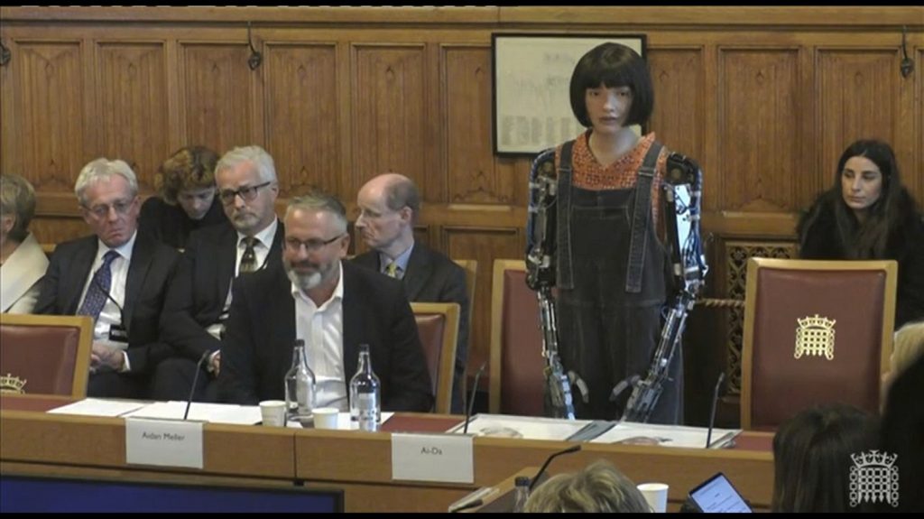 Ανθρωπόμορφο ρομπότ μίλησε για πρώτη φορά στο βρετανικό κοινοβούλιο (βίντεο)