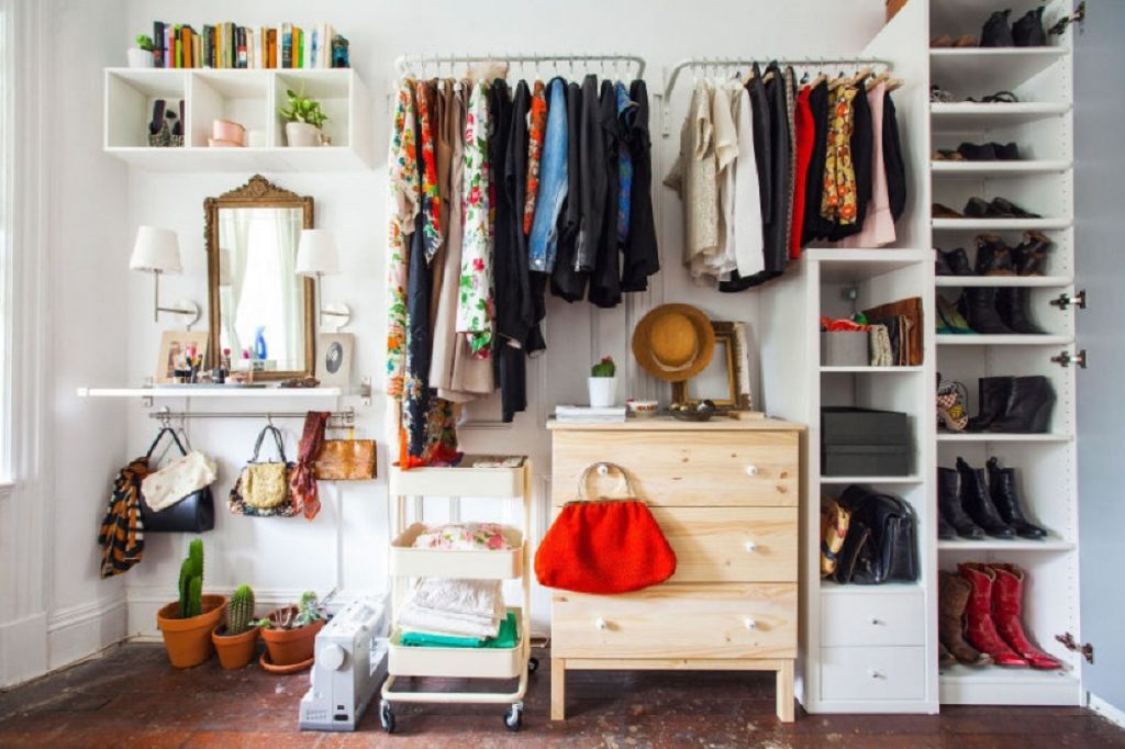 Πώς να κατεβάσετε απλά και γρήγορα τα χειμωνιάτικα ρούχα έχοντας οργανωμένη την ντουλάπα σας