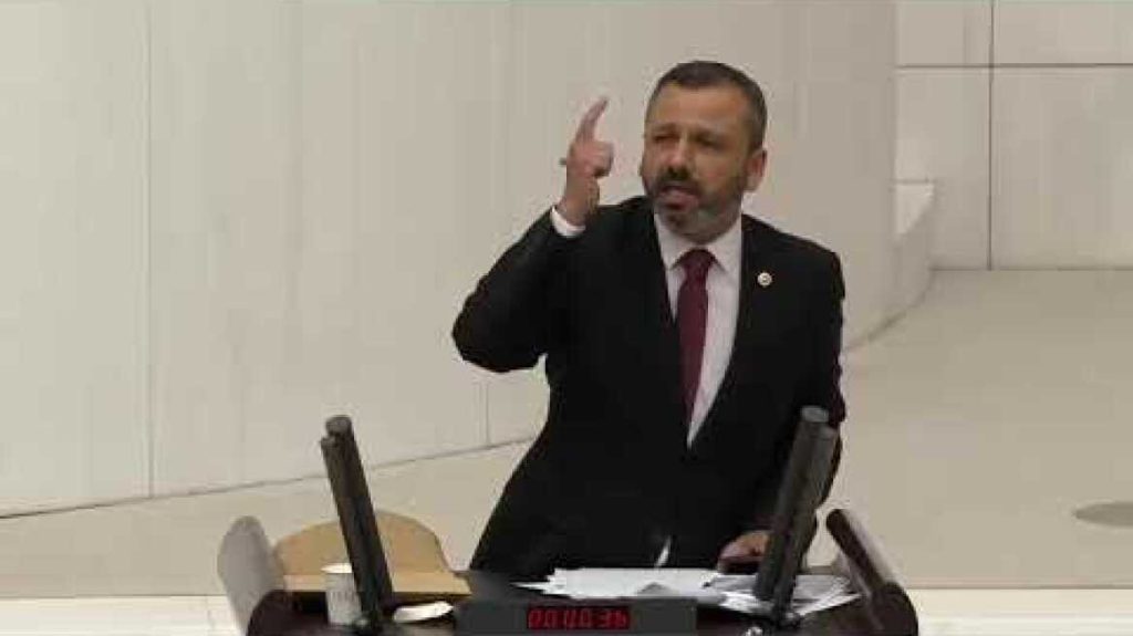 «Σόου» βουλευτή στην Τουρκία – Έσπασε με σφυρί το κινητό του από το βήμα της Βουλής
