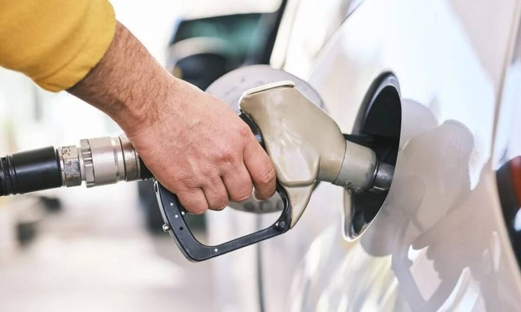 Οι οδηγοί στην Ελλάδα πληρώνουν τα καύσιμα ακριβότερα από όλους στην Ευρώπη – Ξοδεύουν το 13% του εισοδήματός τους