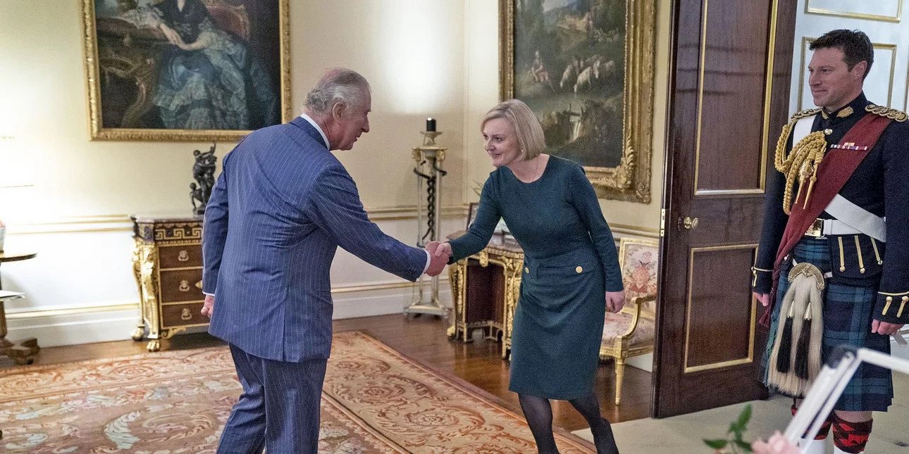 Βασιλιάς Κάρολος προς Λ.Τρας: «Ω Θεέ μου, επέστρεψες ξανά» – Η αντίδραση που προκάλεσε αίσθηση (βίντεο)