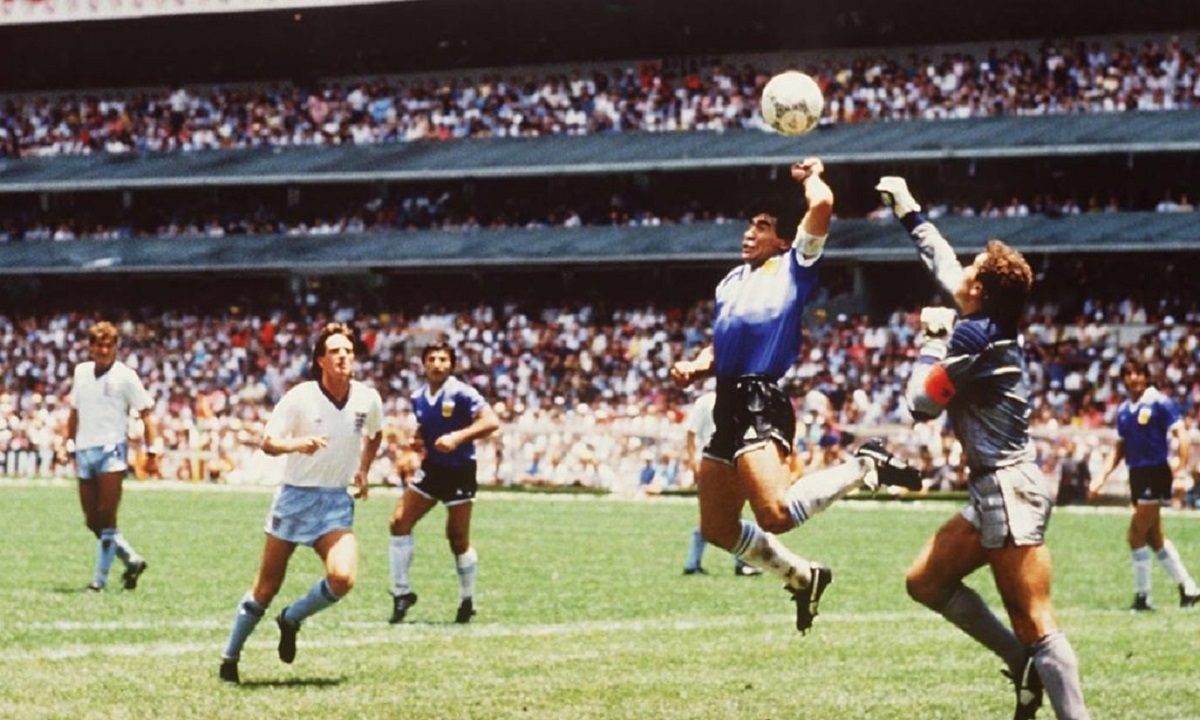 Μαραντόνα: Στο «σφυρί» η μπάλα που σκόραρε το θρυλικό γκολ στο Παγκόσμιο Κύπελλο του 1986