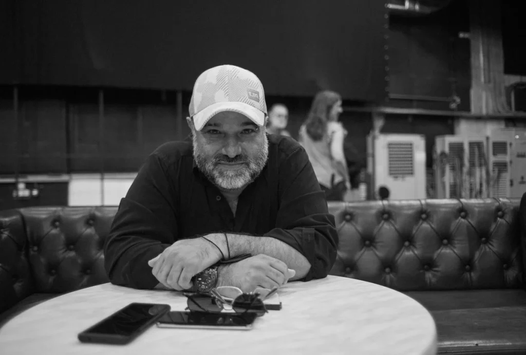 Ποινική δίωξη για βιασμό στον σκηνοθέτη Κώστα Κωστόπουλο – Καλείται να απολογηθεί