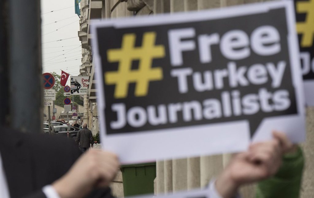 Τουρκία: Υπερψηφίστηκε ο νόμος για τη φυλάκιση έως τρία έτη για fake news – Ανησυχία του ΟΗΕ