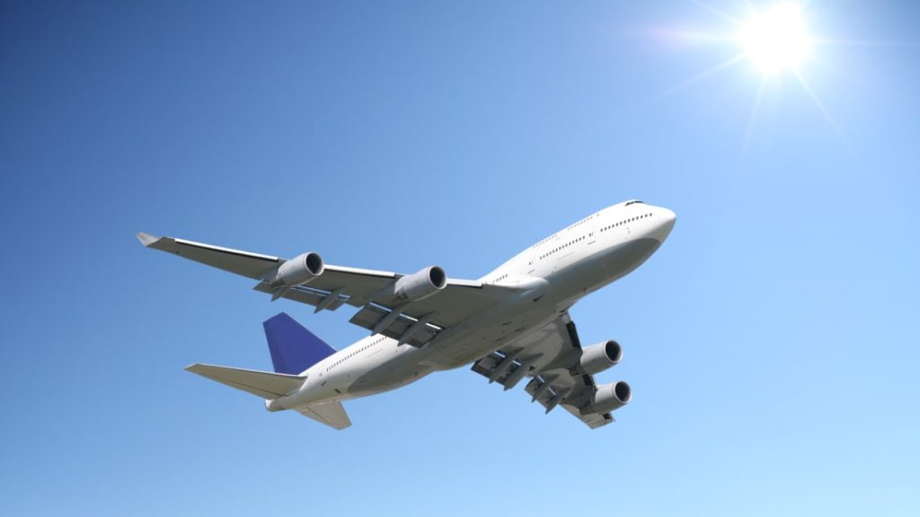 «Άναψαν τα αίματα» σε πτήση: Γυναίκα βρίζει το πλήρωμα και πετάει μπουκάλι με νερό σε συνεπιβάτη της