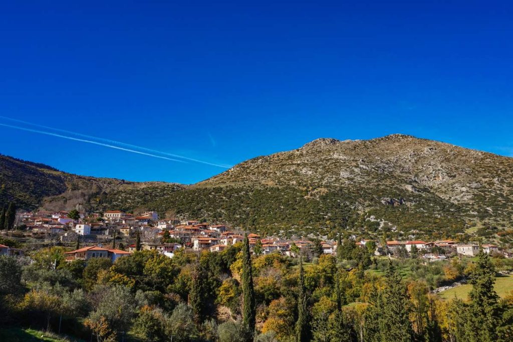 Το «πνιγμένο» στα έλατα παραδοσιακό χωριό που βρίσκεται μόλις 1 ώρα και κάτι μακριά από την Αθήνα