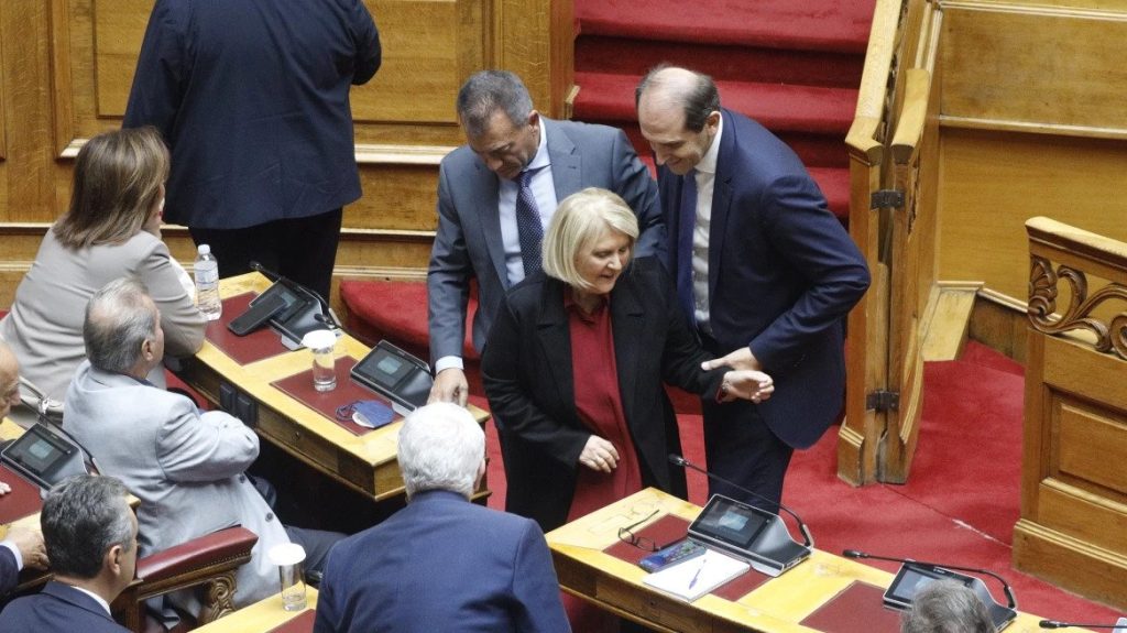 Απρόοπτο στη Βουλή: Η Σ. Βούλτεψη σκόνταψε στα σκαλιά (βίντεο)