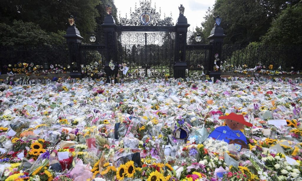 Εντυπωσιακό βίντεο: Πλημμυρισμένα από λουλούδια τα Green Park & Hyde Park στη μνήμη της βασίλισσας Ελισάβετ