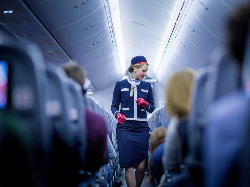 Πρώην αεροσυνοδός αποκαλύπτει: Αυτό είναι το πράγμα που δεν πρέπει να κάνουμε ποτέ μέσα στο αεροπλάνο (βίντεο)