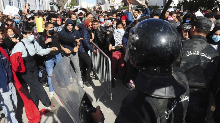 Τυνησία: Συγκρούσεις μεταξύ διαδηλωτών και αστυνομικών (βίντεο)