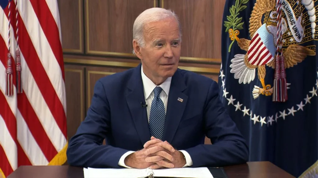 Ο Τ.Μπάιντεν ακουμπάει με… διαχυτικότητα κοριτσάκι και «συμβουλεύει»: «Όχι σοβαρές σχέσεις μέχρι τα 30»! (βίντεο)