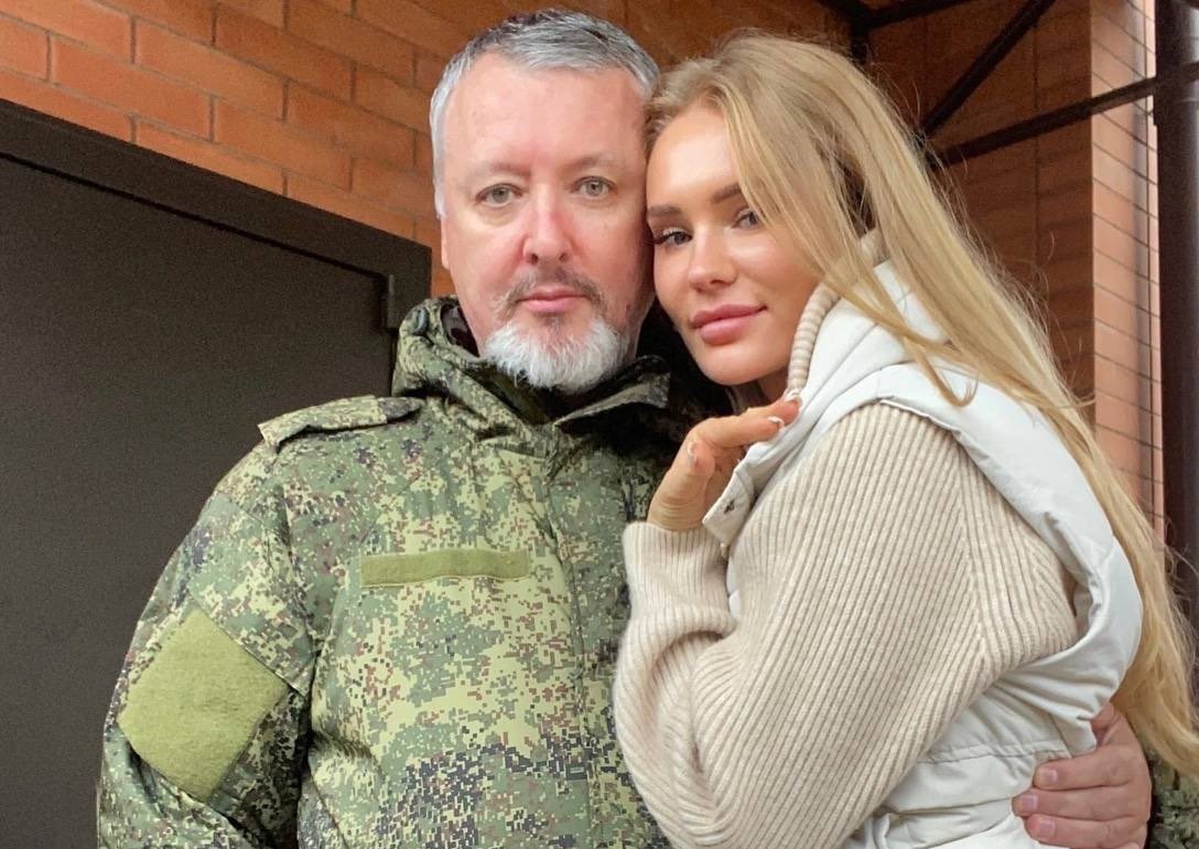 Ιγκόρ Γκίρκιν: Στο μέτωπο εθελοντικά ο εμβληματικός Ρώσος ηγέτης «Στρέλκοφ» – Αποχαιρέτησε την καλλονή σύζυγό του (upd)