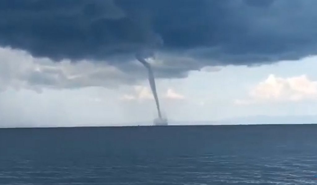 Βίντεο: Υδροστρόβιλος εμφανίζεται στην Κρήτη λίγο πριν ξεσπάσει η φονική κακοκαιρία