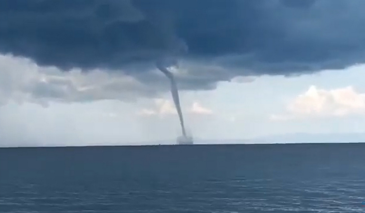 Βίντεο: Υδροστρόβιλος εμφανίζεται στην Κρήτη λίγο πριν ξεσπάσει η φονική κακοκαιρία