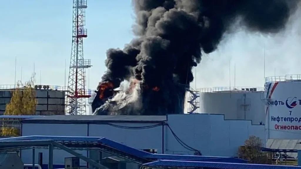 Ρωσία: Φωτιά σε αποθήκη καυσίμων στην περιφέρεια Μπέλγκοροντ (βίντεο)