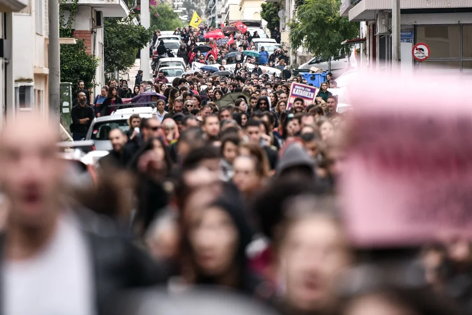 Επεισόδια σε πορεία διαμαρτυρίας για την υπόθεση βιασμού της 12χρονης – Έσπασαν το ΙΧ του παιδοβιαστή Η.Μίχου