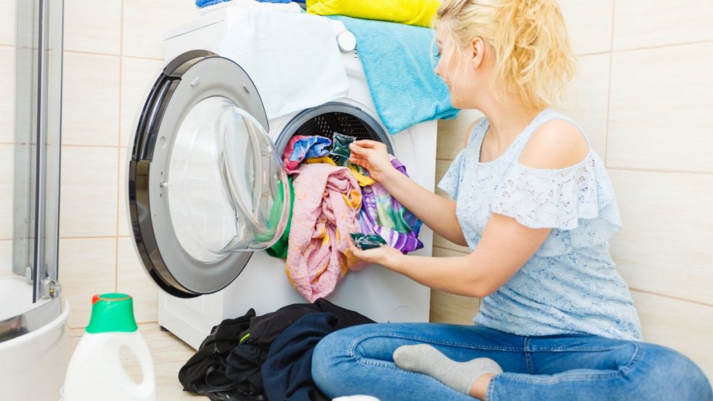 Ξεχάστε αυτά που ξέρατε: «Έρχονται» ρούχα με ενσωματωμένα φωτοβολταϊκά – Θα μπορούν να φορτίζουν το κινητό σας