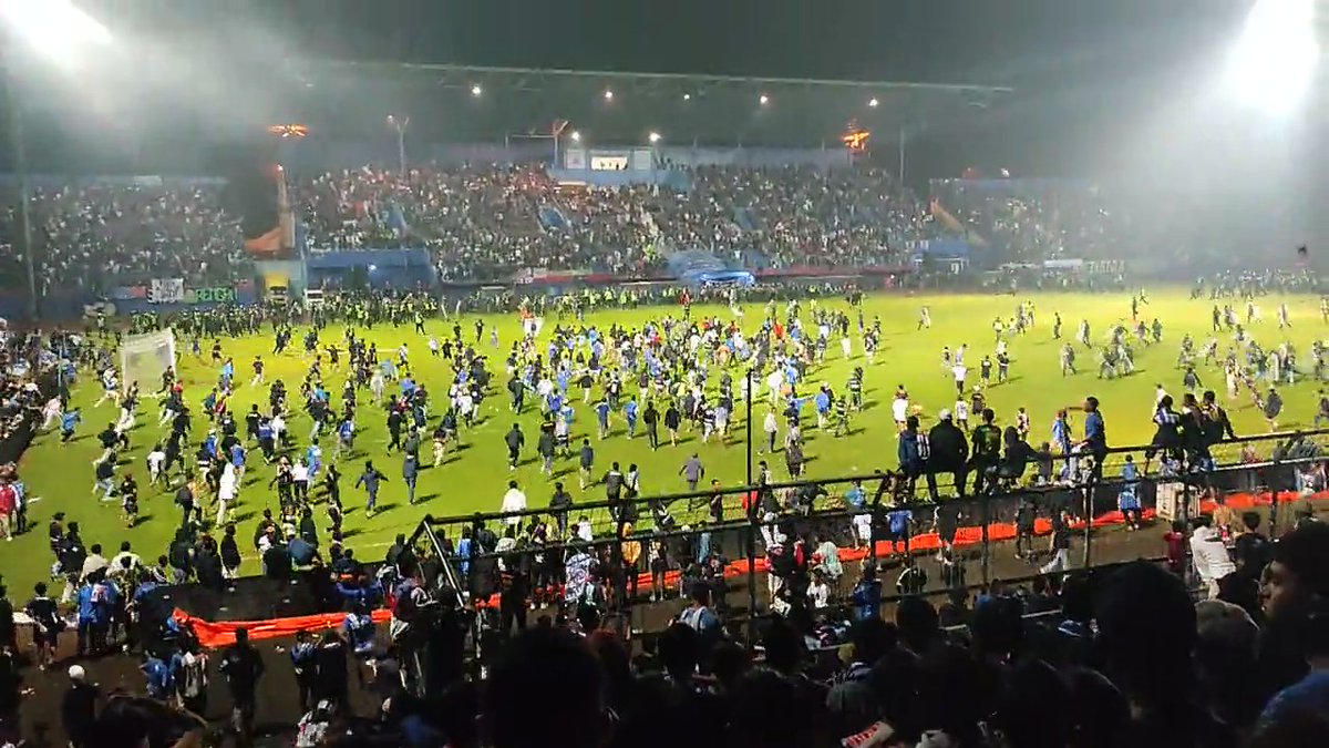 Ινδονησία: Η χρήση δακρυγόνων βασική αιτία της τραγωδίας με εκατοντάδες νεκρούς στο γήπεδο
