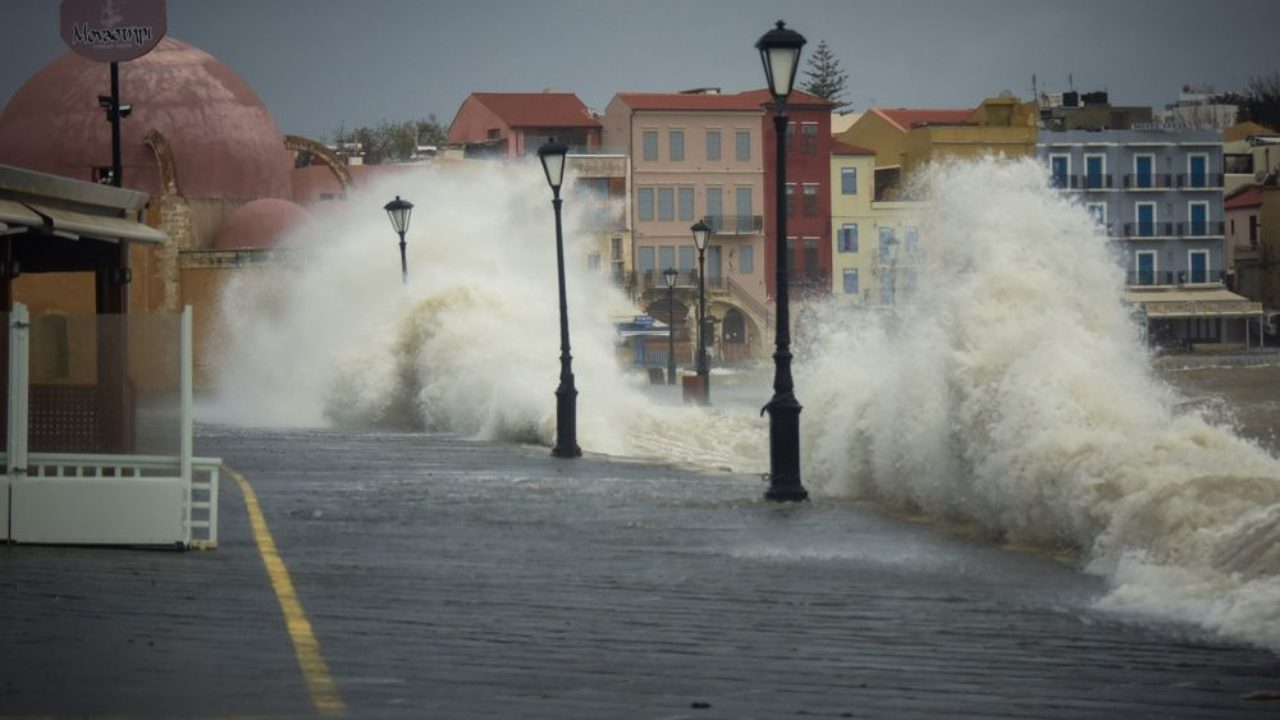 Κακοκαιρία στην Κρήτη: Πλημμύρισαν δρόμοι στην Αγία Πελαγία – Διακοπές ρεύματος στο Ηράκλειο (φωτο)