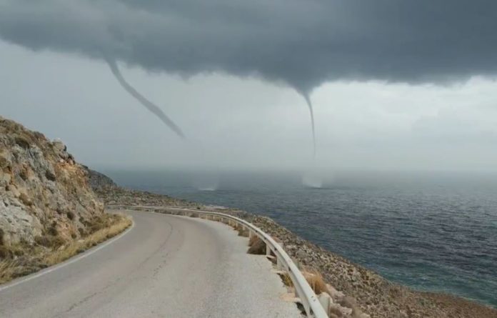 Κρήτη: Εντυπωσιακός υδροστρόβιλος στο Ηράκλειο (βίντεο)