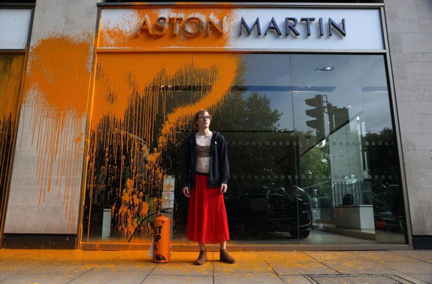 Λονδίνο: Ψέκασαν με πορτοκαλί μπογιά την βιτρίνα της Aston Martin (βίντεο)