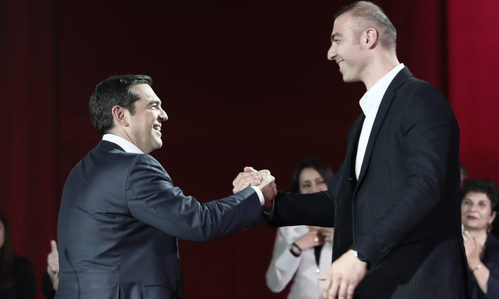 Ο Α.Τσίπρας επέστρεψε την Ολυμπιακή δάδα που του είχε χαρίσει ο Α.Νικολαΐδης για να δημοπρατηθεί για καλό σκοπό