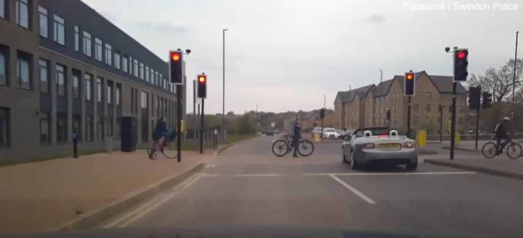 Αγγλία: Εξοργιστικό βίντεο με οδηγό που παραβίασε «κόκκινο» & παραλίγο να χτυπήσει ποδηλάτη  